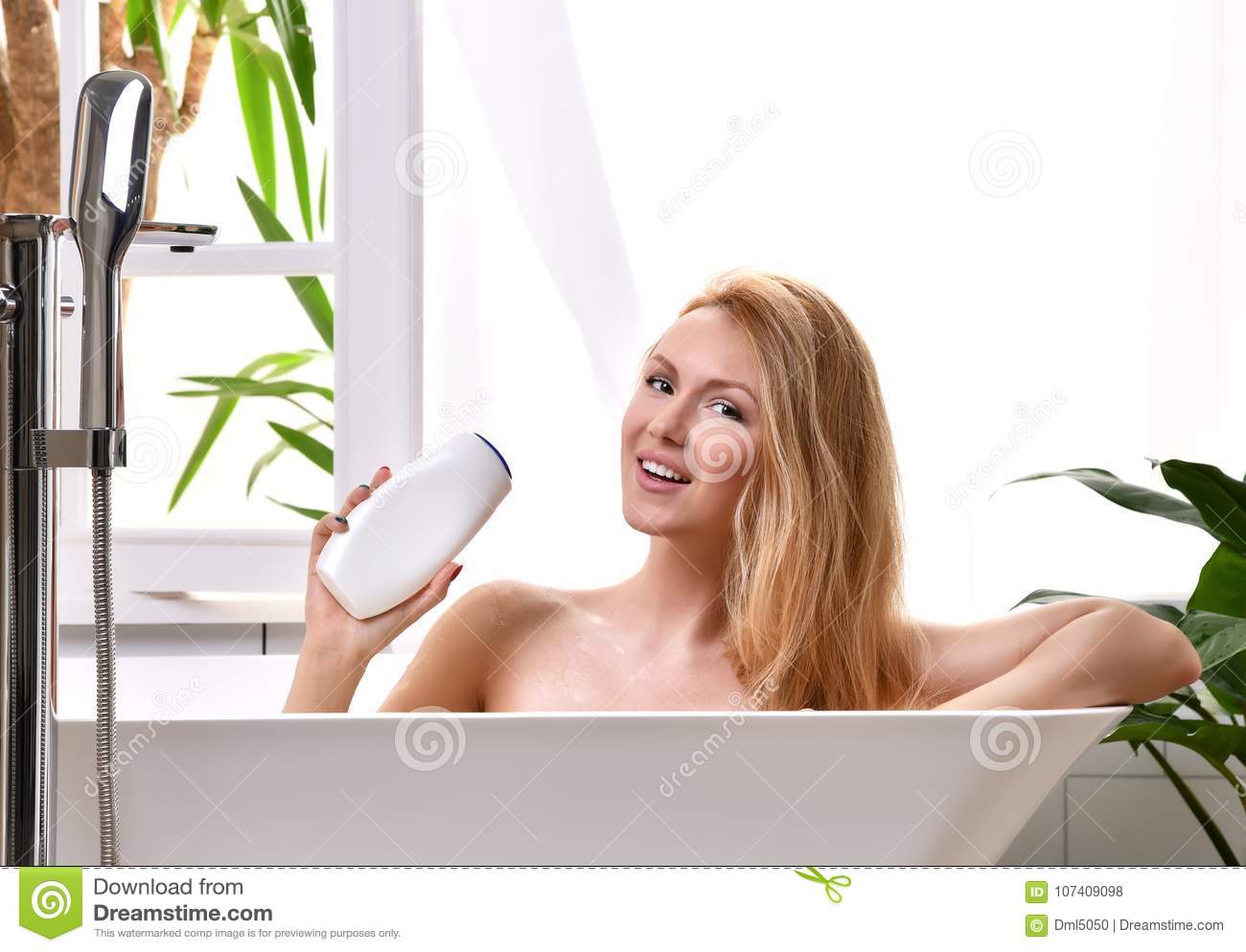 Redhead women in bathtub