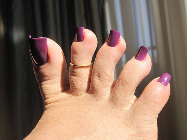 Women s long toenails