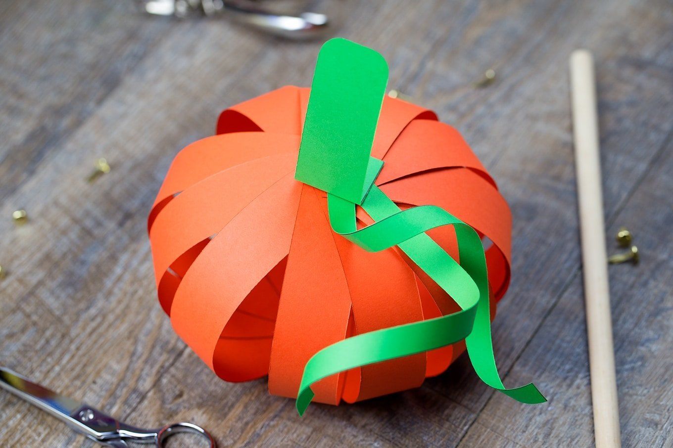 Crafting paper strip pumpkins