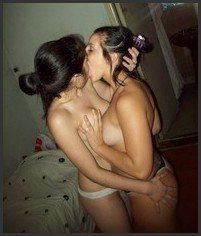 Amateur naked kissing girl